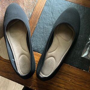 Old Navy Black Flats Sleek Comfortable Design